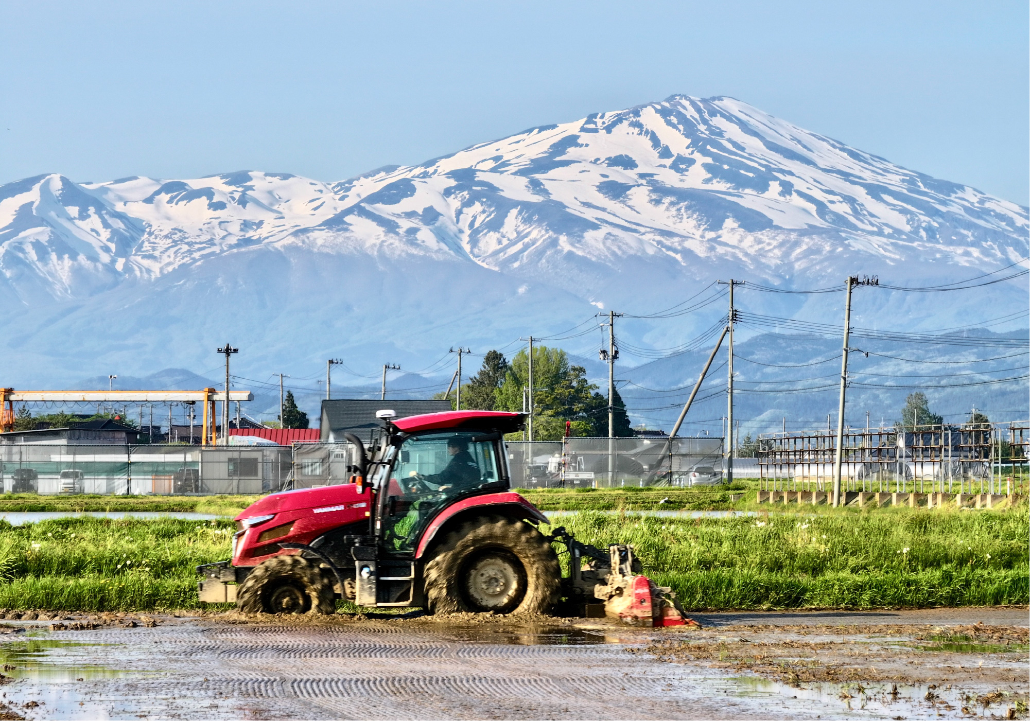 トラクターと鳥海山