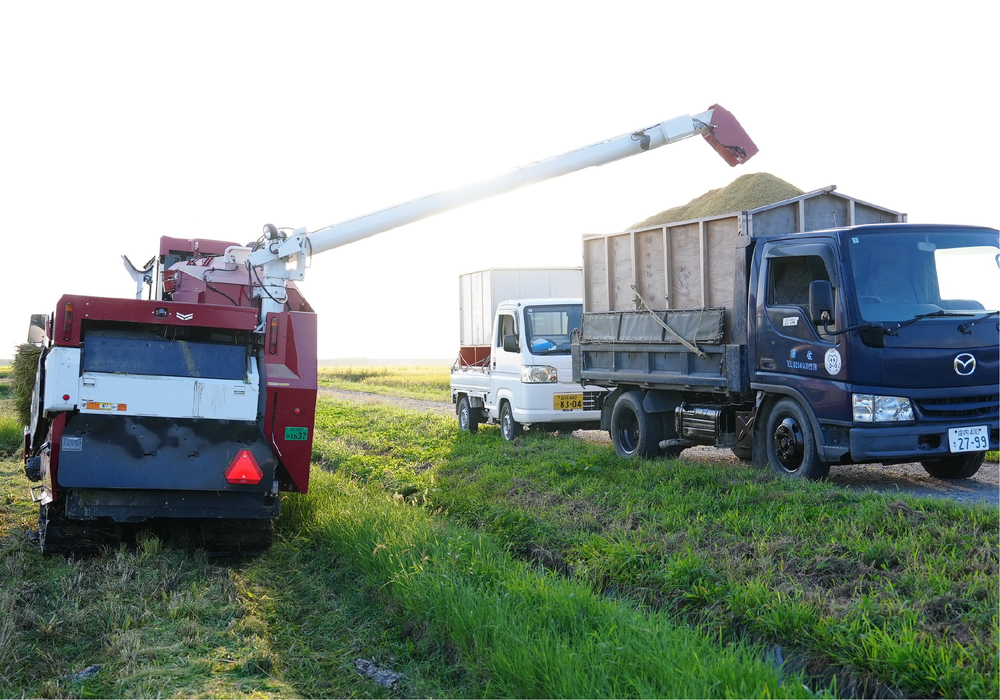 コンバインとトラック