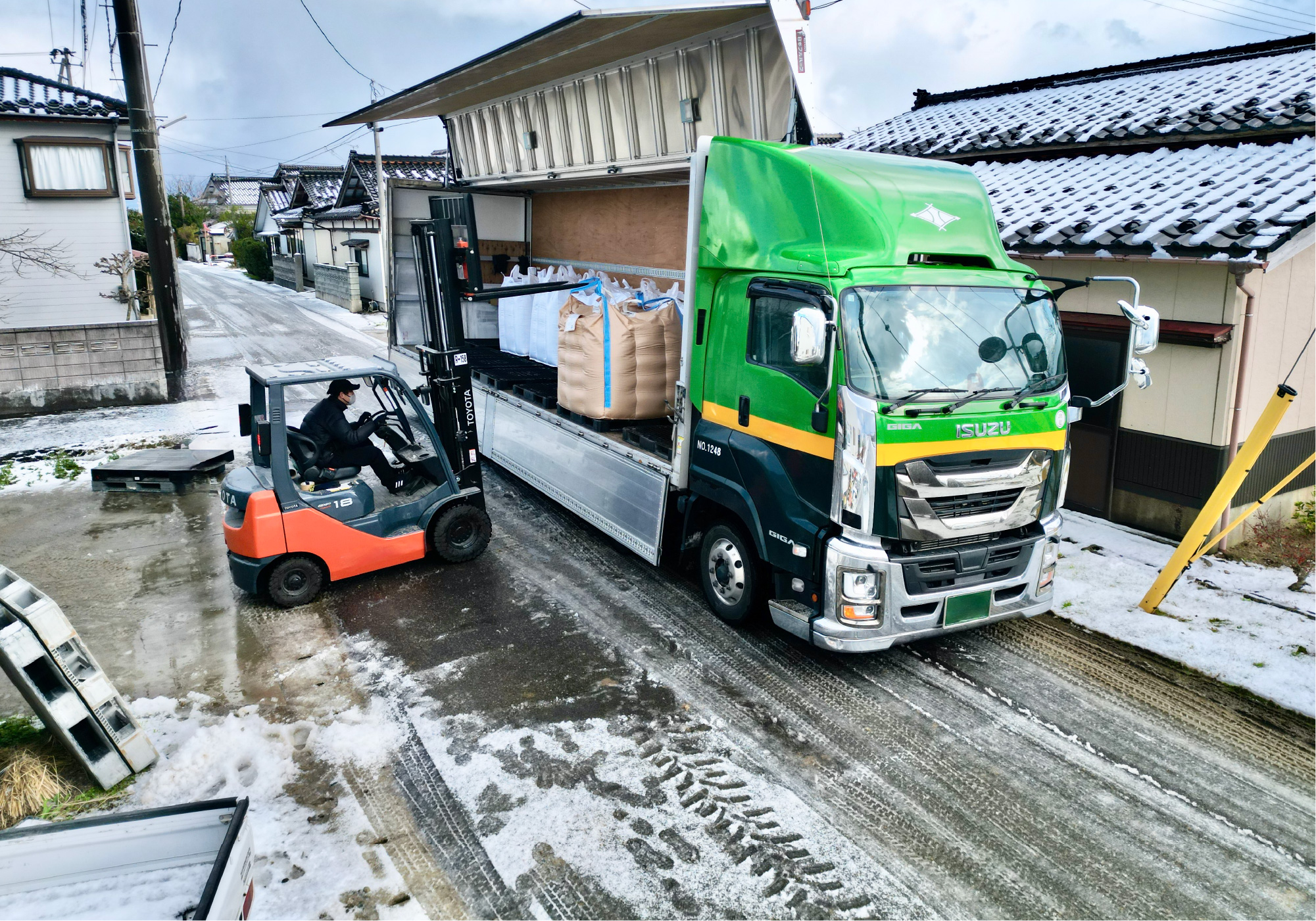 トラックに積み込む